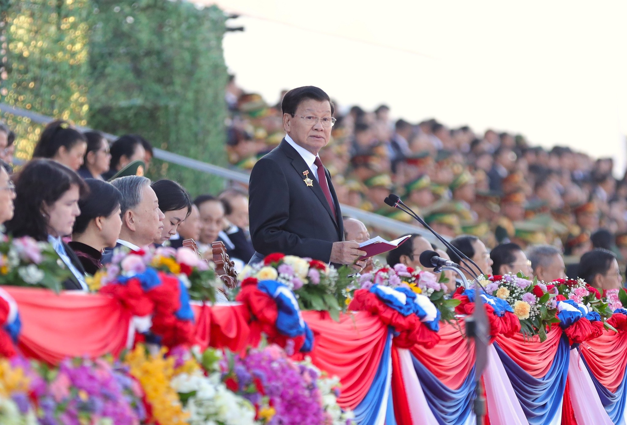 ໂຮມຊຸມນຸມສະເຫຼີມສະຫຼອງວັນສະຖາປະນາ ສປປ ລາວ ຄົບຮອບ 50 ປີ ຢ່າງຍິ່ງໃຫຍ່