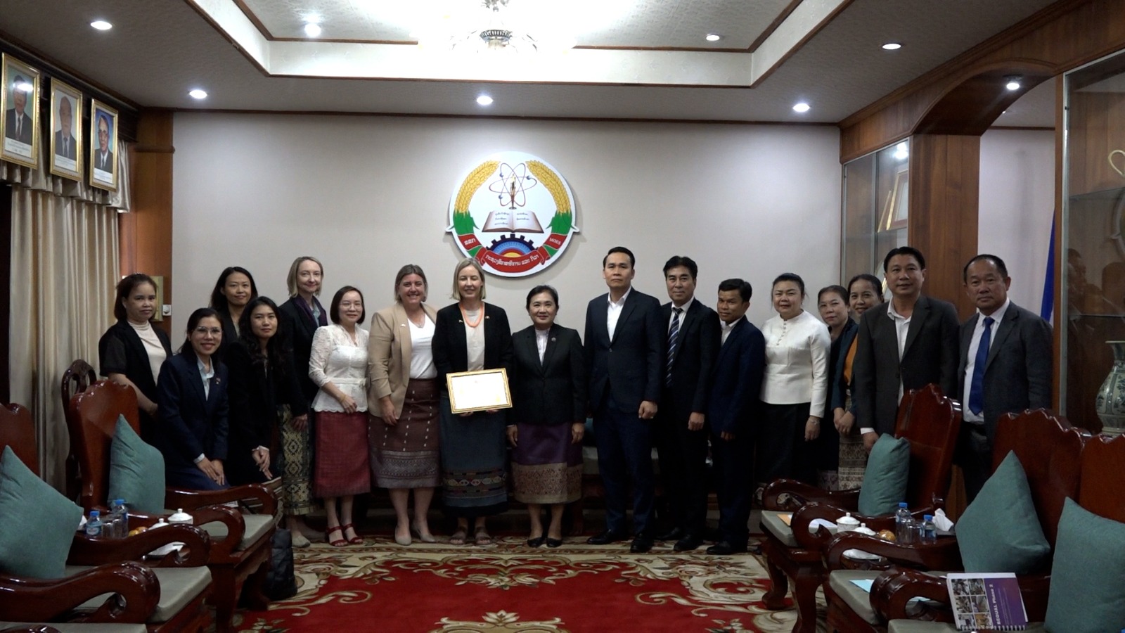 ສສກ ຍ້ອງຍໍ ເລຂາເອກ ສະຖານທູດອົດສະຕຣາລີ ປະຈໍາລາວ ທີ່ມີຜົນງານດີເດັ່ນປະກອບສ່ວນເຂົ້າໃນວຽກງານການສຶກສາ ແລະ ກິລາ