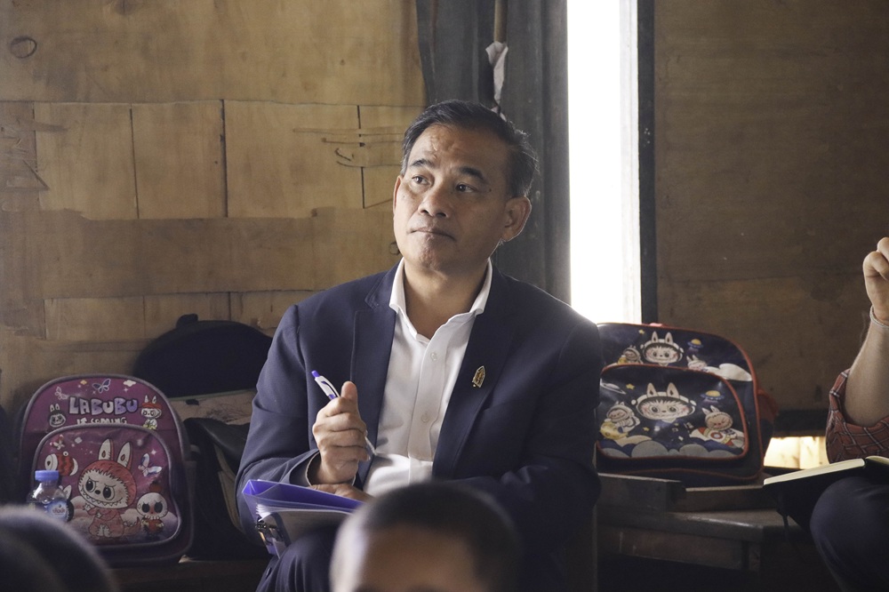 Dr Vongphet Oudomlit Director General of RIES observe a Spoken Lao lesson